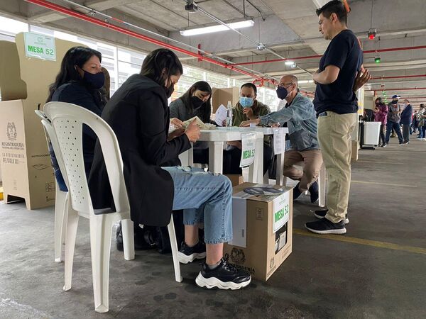 Jurados de votación en Unicentro, el puesto más grande del norte de la capital colombiana. Allí se acercaron centenares de personas para ejercer su derecho al voto.  - Sputnik Mundo