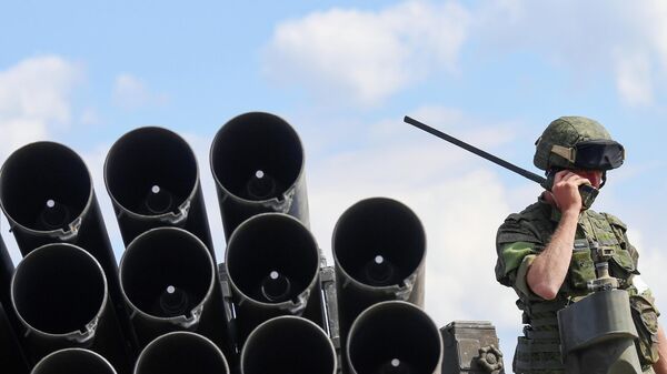 Un militar ruso durante la operación especial militar en Ucrania - Sputnik Mundo
