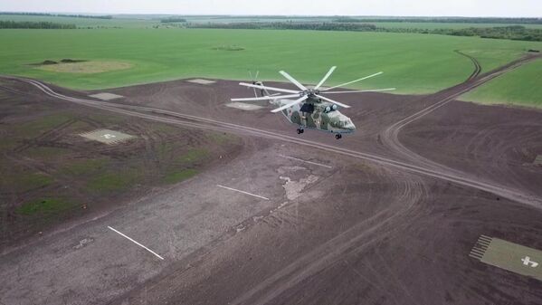 Para el transporte de cargas pesadas se usan los helicópteros de transporte Mi-26. Son los helicópteros más grandes del mundo, por lo cual tienen la capacidad de transportar prácticamente cualquier carga.  - Sputnik Mundo