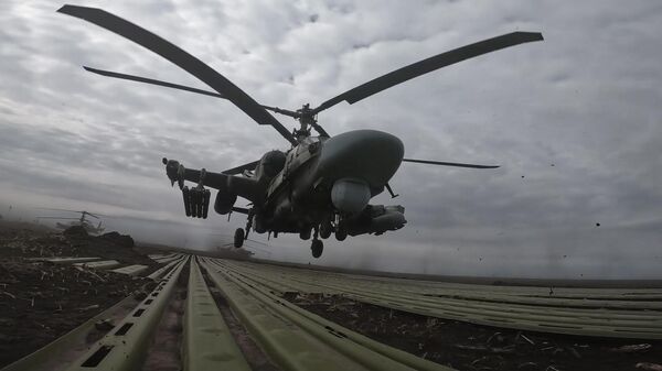 Вертолет Ка-52 Аллигатор ВКС РФ отправляется на выполнение боевого задания  - Sputnik Mundo