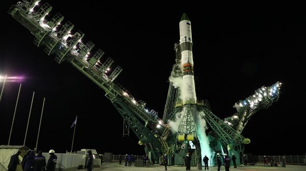 La preparación del lanzamiento de un cohete Soyuz-2.1a que transporta una nave espacial de carga Progress MS-18 - Sputnik Mundo