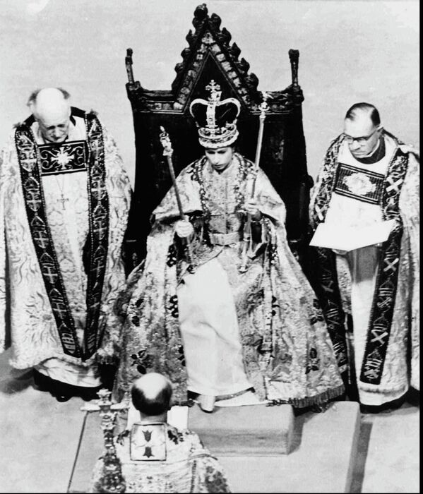 El 6 de febrero de 1952, el rey Jorge VI murió, por lo que Isabel fue proclamada reina. La coronación se celebró el 2 de junio de 1953 en el Palacio de Westminster. Por primera vez en la historia, la ceremonia se transmitió en directo, por lo que fue vista por unos 27 millones de telespectadores. - Sputnik Mundo