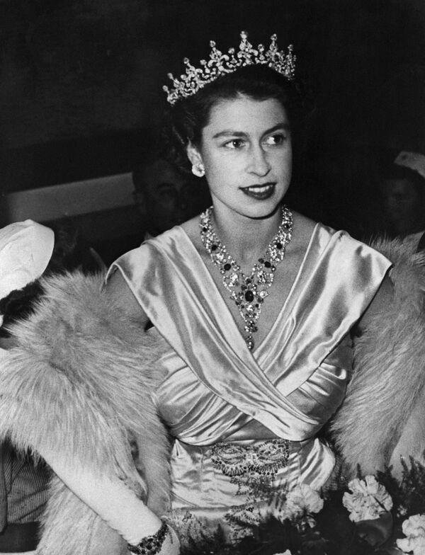 En esta foto, tomada en febrero de 1952, la princesa Isabel lleva una corona de diamantes. - Sputnik Mundo