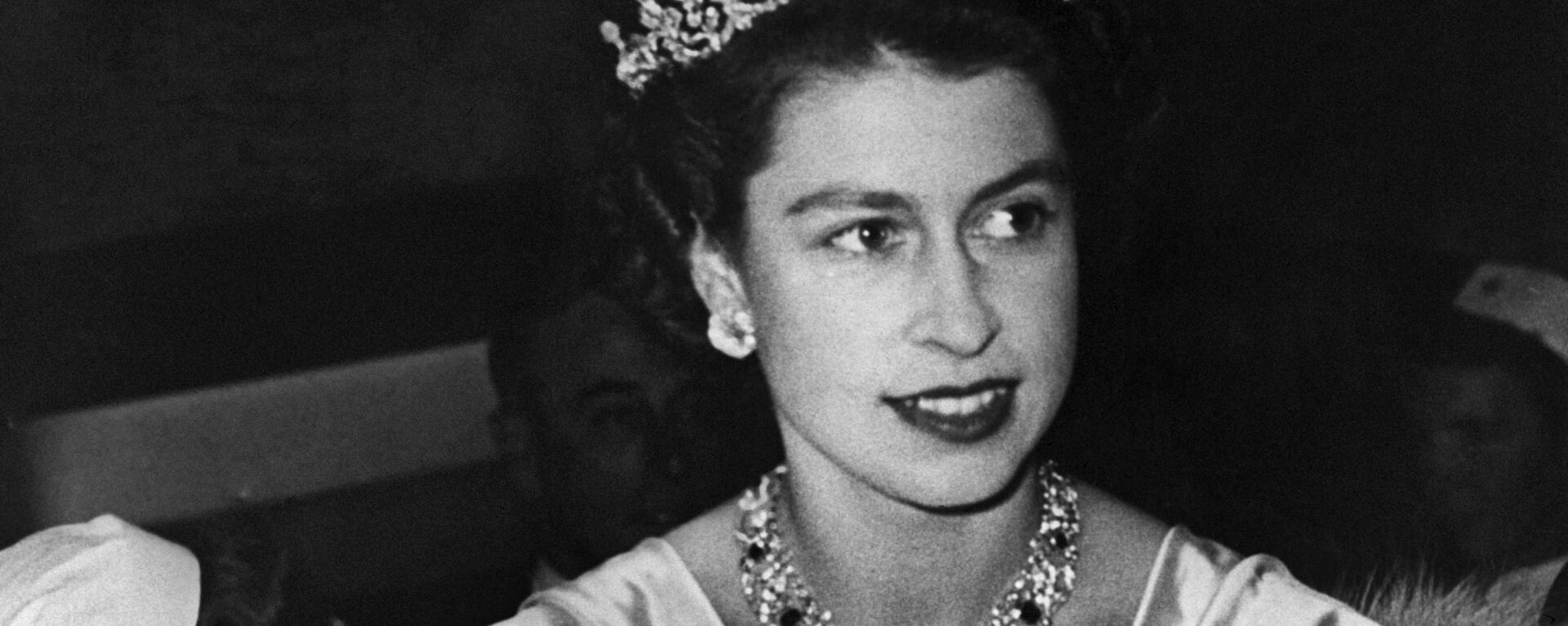 Принцесса Великобритании Елизавета в бриллиантовой короне, 1952 год - Sputnik Mundo, 1920, 02.06.2022