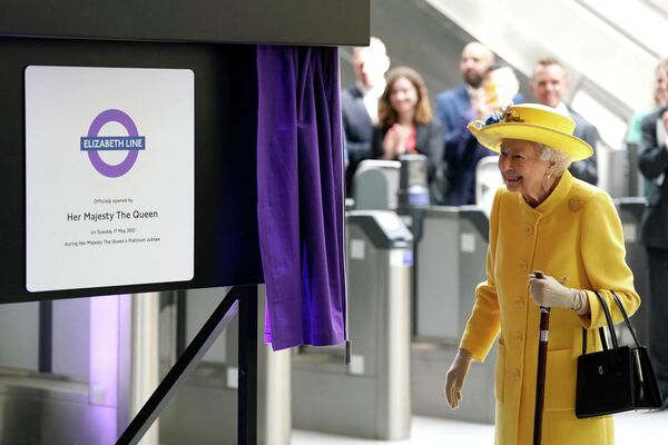 En febrero de 2022, comenzaron a circular rumores de que la reina tenía dificultad para moverse. No obstante, el 29 de marzo, asistió a la misa en memoria del príncipe Felipe. Y el 17 de mayo, Isabel II, de 96 años, visitó sorpresivamente la inauguración de la nueva línea del metro de Londres que lleva su nombre. - Sputnik Mundo