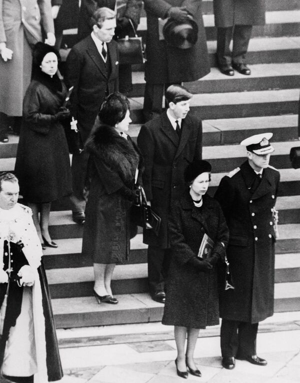 Isabel II tenía una relación especial con el primer ministro británico Winston Churchill (1941-1945 y 1951-1955). En la foto: la reina junto a su esposo en el funeral de Churchill. - Sputnik Mundo