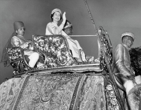 En las décadas de 1950 y 1960, el Reino Unido todavía era un imperio y la reina visitó muchos de sus territorios coloniales. En la foto: Isabel II sobre un elefante junto al marajá de Jaipur Man Singh II durante su visita a la India en 1961. - Sputnik Mundo