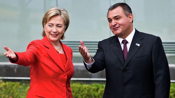 La secretaria de Estado de EEUU, Hillary Clinton, y el secretario de Seguridad Pública Federal de México, Genaro García Luna(2009) - Sputnik Mundo