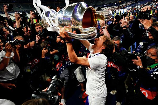 El centrocampista del Real Madrid Luka Modric tras la victoria de su equipo sobre el club inglés Liverpool en la final de la Liga de Campeones de la UEFA. - Sputnik Mundo