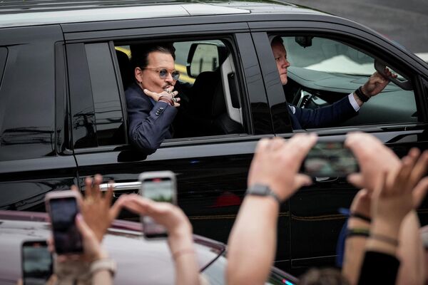 El actor Johnny Depp abandona el tribunal tras ganar el juicio contra su exesposa Amber Heard. - Sputnik Mundo