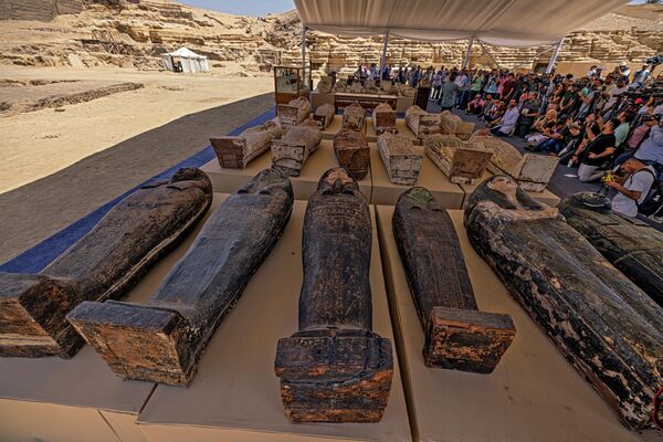 Un equipo de arqueólogos egipcios halló en la necrópolis de Sakkara, a las afueras de Menfis, un escondite con 250 sarcófagos de momias, 150 estatuas de bronce y otros artefactos. - Sputnik Mundo