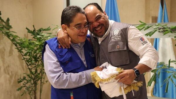 Jordan Rodas, ombdusman de Guatemala (izquierda), y Pablo Ulloa, ombudsman de República Dominicana (derecha) - Sputnik Mundo