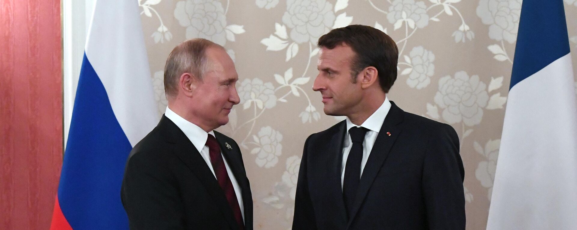 El presidente de Rusia, Vladímir Putin, con su homólogo francés, Emmanuel Macron (archivo) - Sputnik Mundo, 1920, 14.11.2022