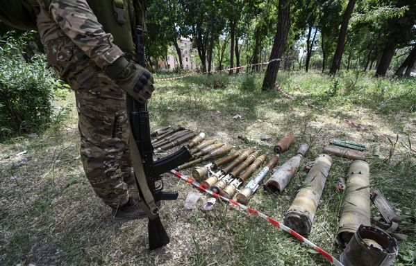 Los artefactos explosivos dejados por los militares ucranianos están siendo desactivados para garantizar la seguridad de los residentes.En la foto: munición abandonada por los militares ucranianos en una calle de Mariúpol. - Sputnik Mundo