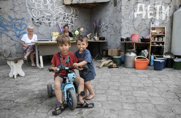 Las autoridades rusas y de la República de Donetsk proporcionan continuamente alimentos, agua potable y productos de higiene a los residentes de Mariúpol.En la foto: residentes locales en un patio de Mariúpol. - Sputnik Mundo
