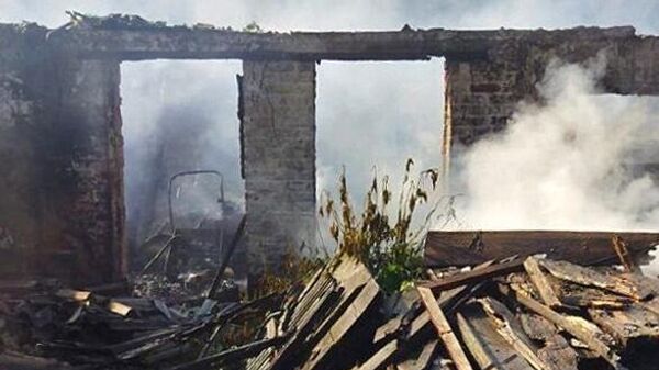 Una casa destruida en el pueblo de Tetkino, en la provincia rusa de Kursk - Sputnik Mundo