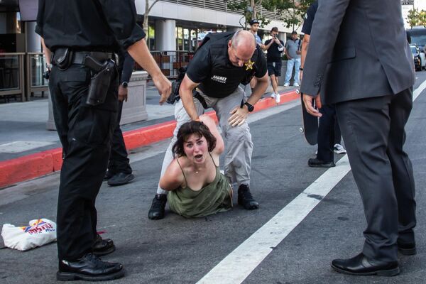 Unos agentes de Policía detienen a una manifestante frente al Centro de Convenciones de Los Ángeles, donde se celebra la IX Cumbre de las Américas. - Sputnik Mundo