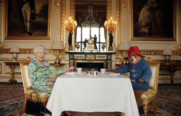 La reina británica, Isabel II, toma el té en compañía del osito Paddington en el Palacio de Buckingham con motivo del 70 aniversario de su reinado. - Sputnik Mundo