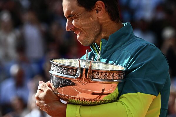 El tenista español Rafael Nadal tras triunfar en la final del Abierto de Francia. - Sputnik Mundo