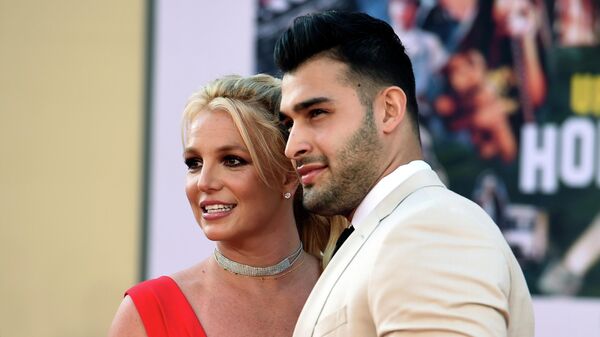 Britney Spears junto a Sam Asghari - Sputnik Mundo