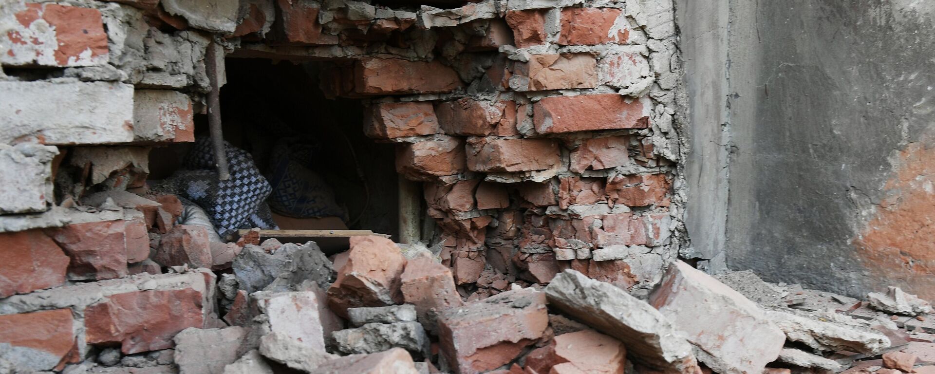 La casa dañada por explosiones en el centro de Donetsk - Sputnik Mundo, 1920, 30.07.2022