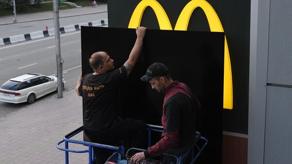 Trabajadores desmantelan los carteles de McDonald's  - Sputnik Mundo