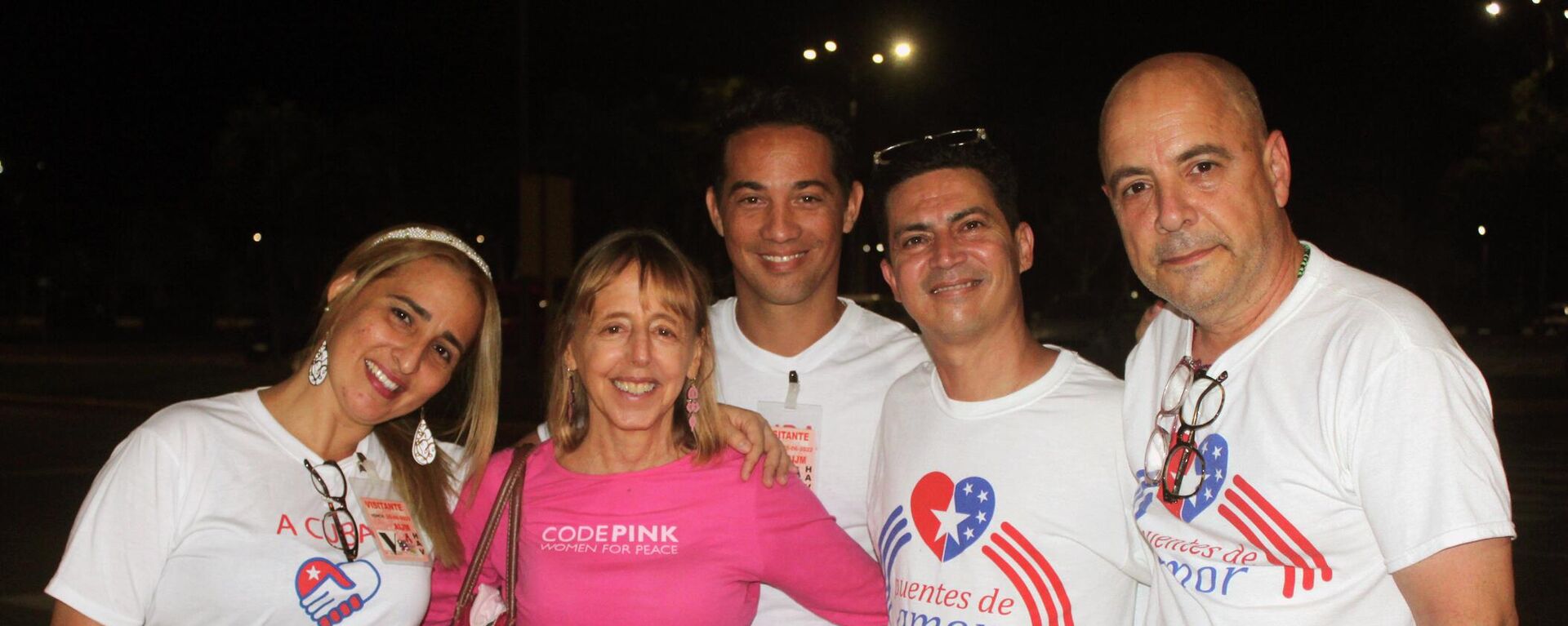 Medea Benjamín, líder de la organización estadounidense Code Pink (con camisa rosada), y el cubanoamericano Carlos Lazo, coordinador de Puentes de Amor (derecha) - Sputnik Mundo, 1920, 12.06.2022