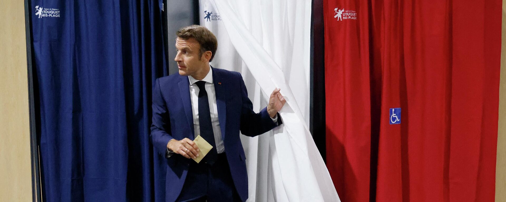 El presidente de Francia, Emmanuel Macron, emite su voto en la primera vuelta de las elecciones a la Asamblea Nacional (Cámara Baja del Parlamento francés) - Sputnik Mundo, 1920, 12.06.2022