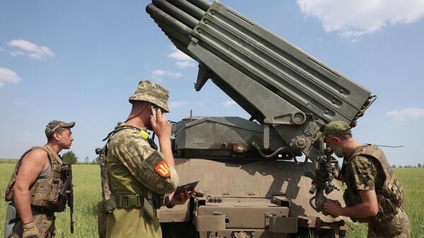 Militares ucranianos accionando los misiles del sistema Grad - Sputnik Mundo