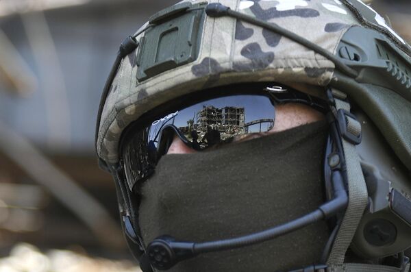 Un militar ruso durante una inspección del territorio de Azovstal en Mariúpol. - Sputnik Mundo