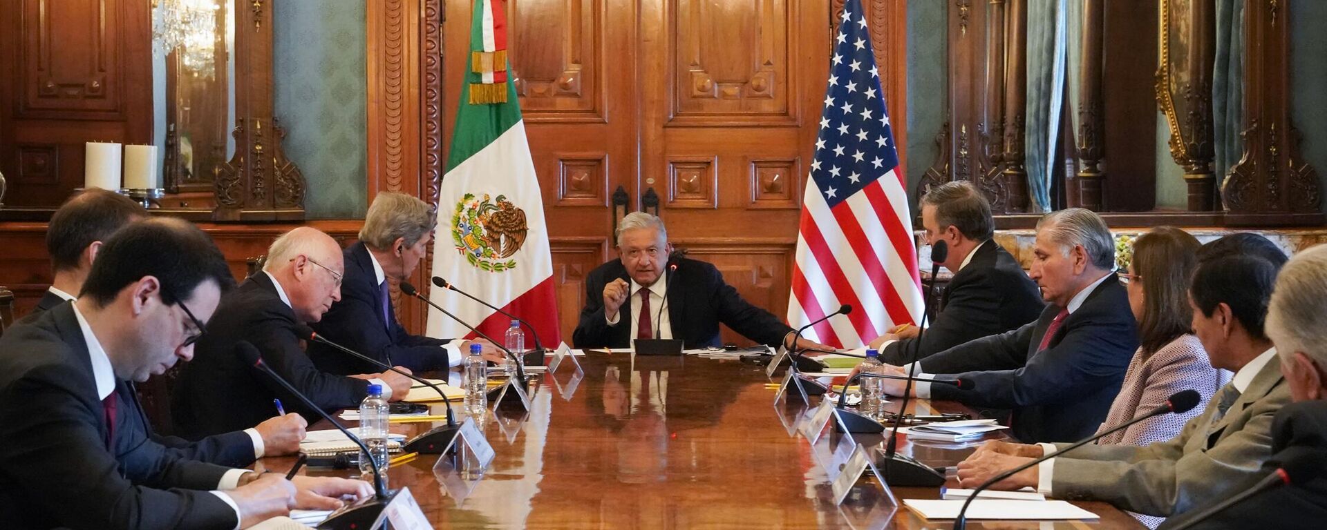 El presidente mexicano, Andrés Manuel López Obrador, durante su reunión con John Kerry, enviado especial de EEUU para el cambio climático - Sputnik Mundo, 1920, 12.07.2022