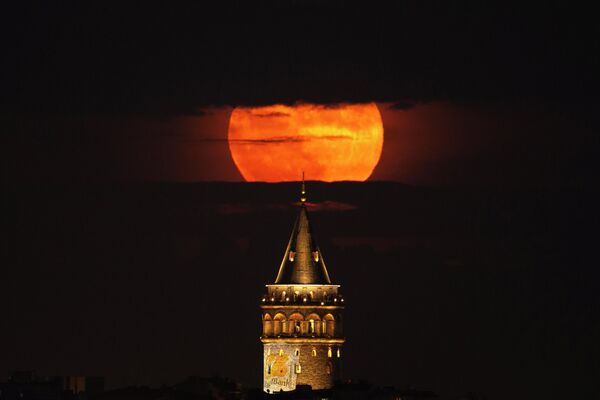 La luna de fresa se levanta detrás de la Torre de Gálata en Estambul, Turquía. - Sputnik Mundo