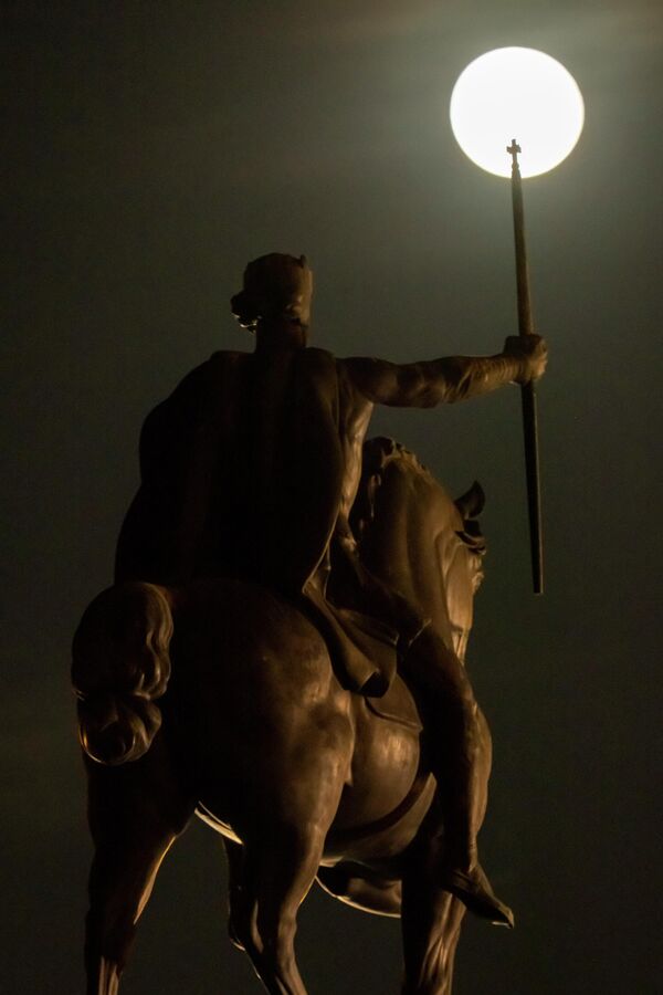 La luna de fresa se levanta detrás del monumento del primer rey croato Tomislav I en Zagreb, Croacia. - Sputnik Mundo