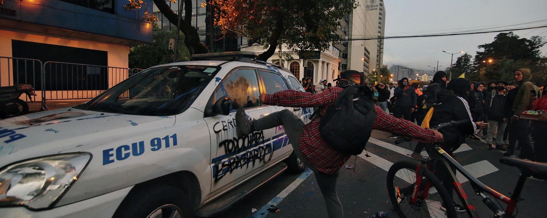 Manifestantes atacan un vehículo policial en Quito - Sputnik Mundo, 1920, 24.06.2022