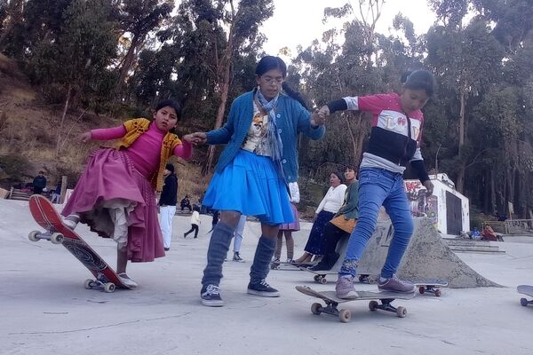Colectivo de mujeres 'skaters' Imilla Skate  - Sputnik Mundo