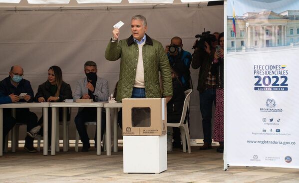 El presidente, Iván Duque, fue el encargado de abrir la jornada electoral en el centro de la capital - Sputnik Mundo