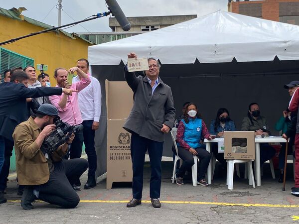 Gustavo Petro llegó al sur de Bogotá para votar junto a su familia - Sputnik Mundo