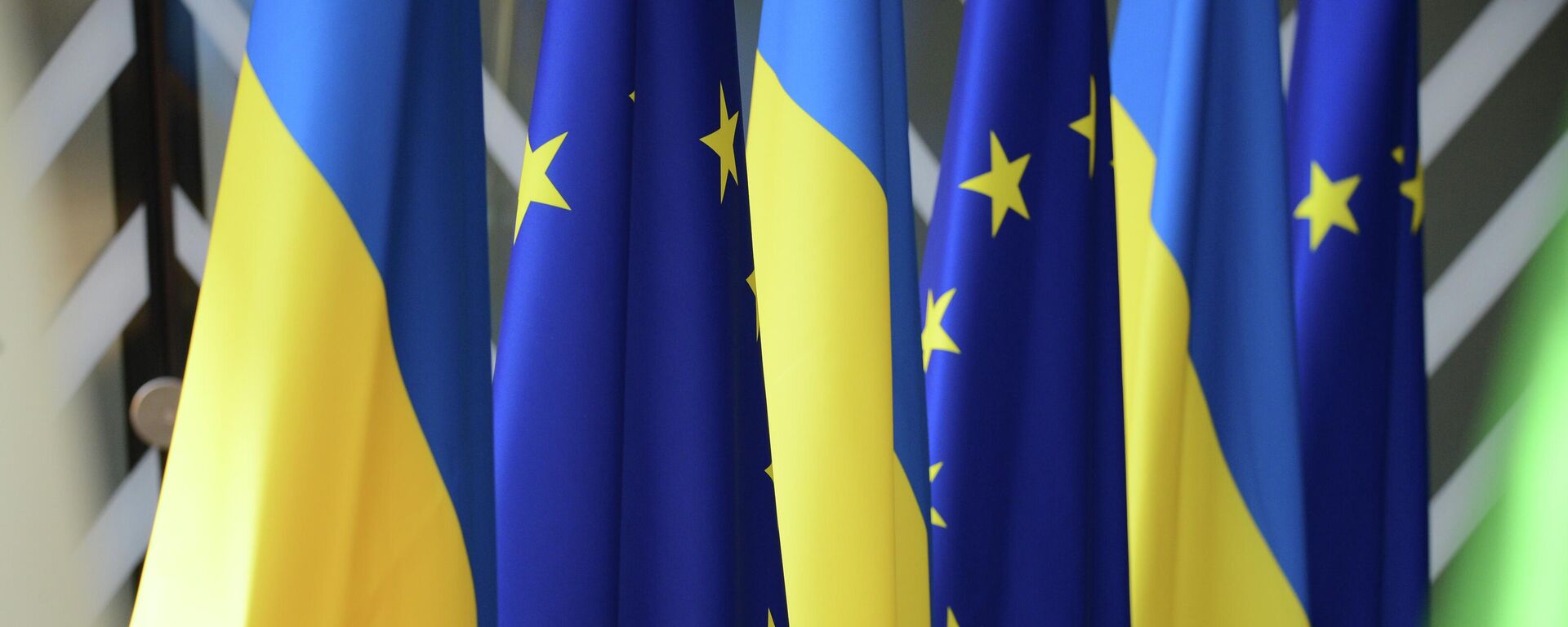 Banderas de Ucrania y Unión Europea - Sputnik Mundo, 1920, 01.10.2023
