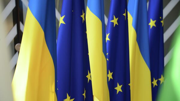 Banderas de Ucrania y de la Unión Europea - Sputnik Mundo
