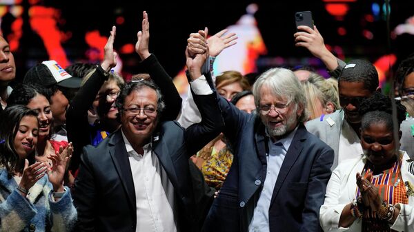 El presidente electo de Colombia, Gustavo Petro, celebra su victoria electoral junto al líder de Alianza Verde y excandidato presidencial Antanas Mockus - Sputnik Mundo