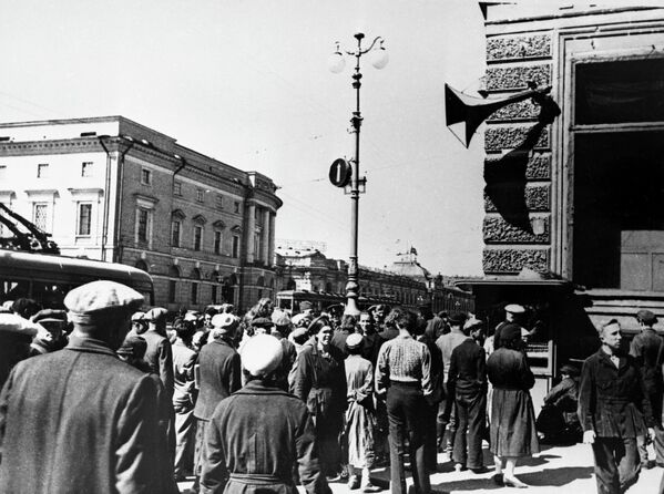 Residentes de Leningrado en la avenida Nevski escuchan un informe de radio sobre el ataque de la Alemania nazi a la Unión Soviética, 22 de junio de 1941. - Sputnik Mundo