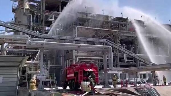 Аpagan un incendio en una refinería de petróleo en Novoshájtinsk (provincia rusa de Rostov del Don) - Sputnik Mundo