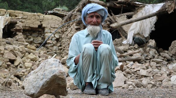 Un hombre afgano cerca de su casa destruida por el terremoto - Sputnik Mundo