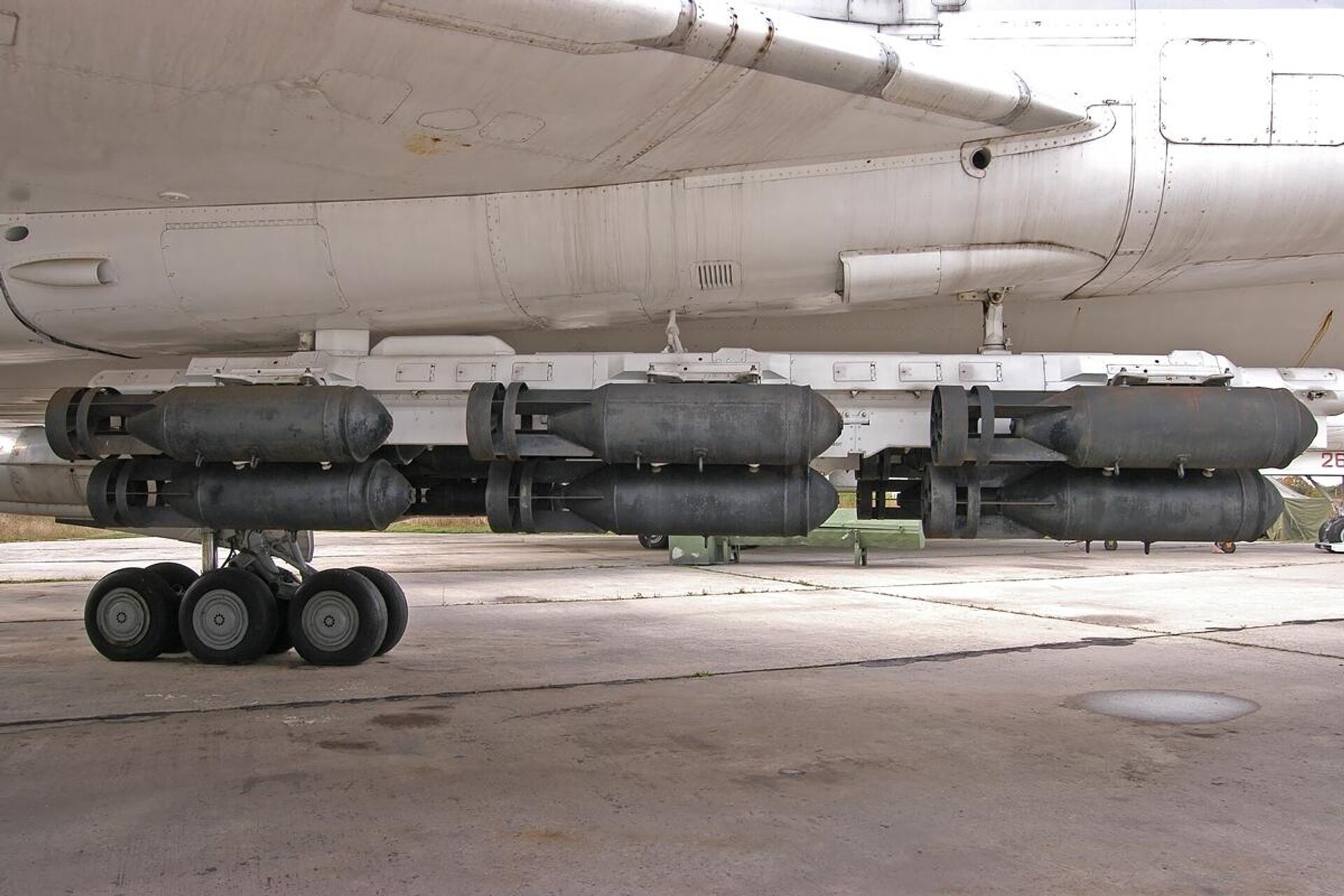 18 bombas FAB-500 suspendidas bajo un bombardero Tu-22M. En su conjunto, cuestan menos que un solo kit JDAM. - Sputnik Mundo, 1920, 29.08.2023