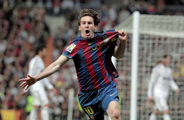 La temporada 2006-2007 fue muy exitosa para la nueva estrella del fútbol. La popularidad de Messi creció partido a partido. En 2008 Messi recibió la camiseta con el número 10 de Ronaldinho.En la foto: Messi tras marcar un gol al Real Madrid durante el campeonato de España en 2010. - Sputnik Mundo