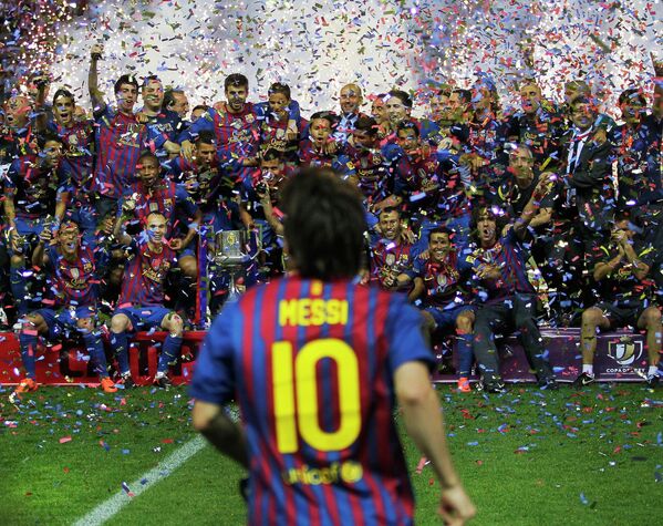 A los 22 años y medio, Messi marcó sus goles número 100 y 101 en el mismo partido. En ese momento, había participado en 188 partidos. Esto le valió el título de jugador más joven en conquistar la centena.En la foto: Lionel Messi tras ganar la final de la Copa del Rey contra el Athletic de Bilbao en 2012. - Sputnik Mundo