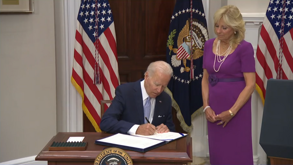 Joe Biden, presidente de EEUU, firma la Ley sobre Comunidades Seguras en Washington (EEUU), el 25 de junio del 2022 - Sputnik Mundo