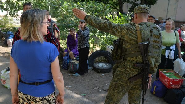 Soldados de Lugansk ayudan a evacuar civiles en Severodonetsk  - Sputnik Mundo