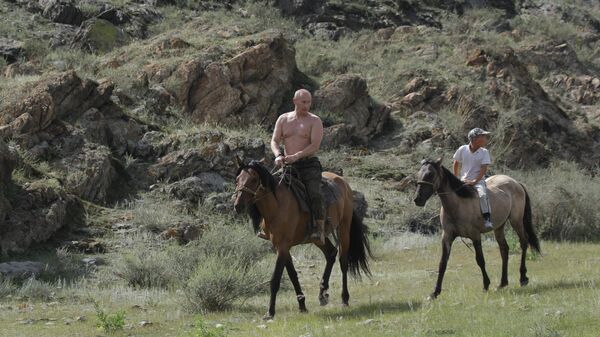 El presidente de Rusia, Vladímir Putin, monta a caballo durante sus vacaciones en 2009 - Sputnik Mundo