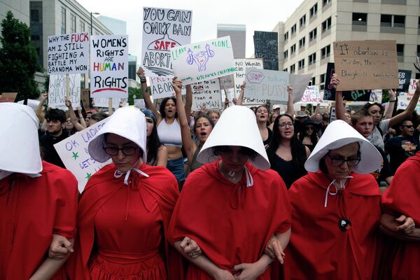 La abolición del derecho al aborto ha llevado a Estados Unidos a una nueva división.En la foto: así las manifestantes salieron a las calles de Denver, Colorado. - Sputnik Mundo